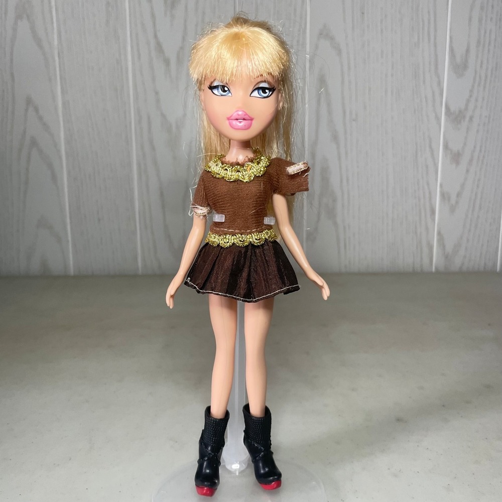 Bratz Stylin in the City Cloe in New York ToysRus With Shoes Missing Accessories